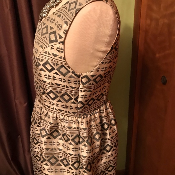 Geometric Lined Dress - Picture 3 of 5